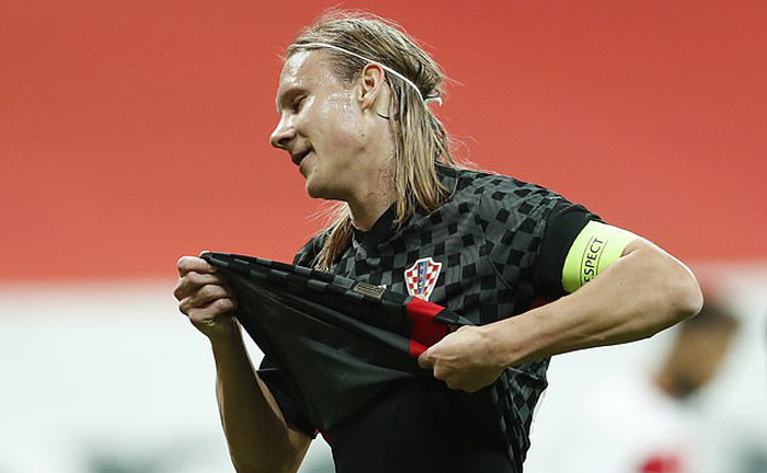 Đội trưởng tuyển Croatia đá hết 1 hiệp mới bị đưa đi cách ly COVID-19