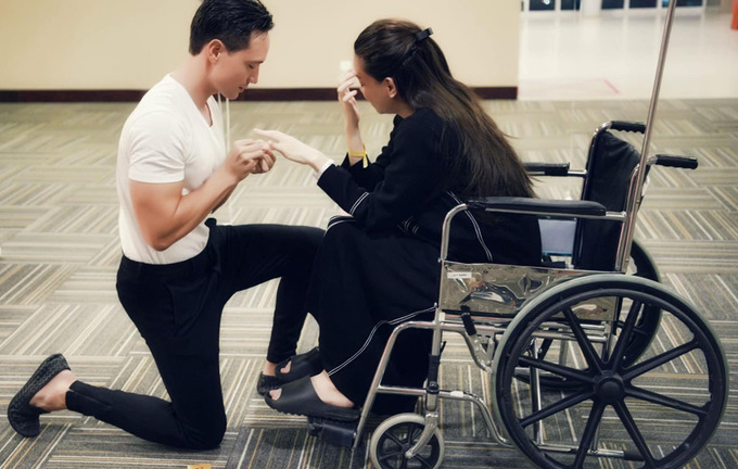 Kim Lý quỳ gối cầu hôn Hồ Ngọc Hà