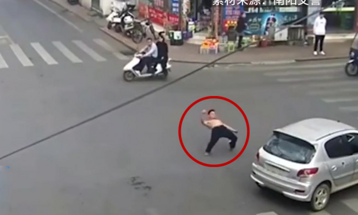 Video: Đi ô tô lượn 16 vòng giữa ngã tư rồi nhảy khỏi xe 'nhào lộn'