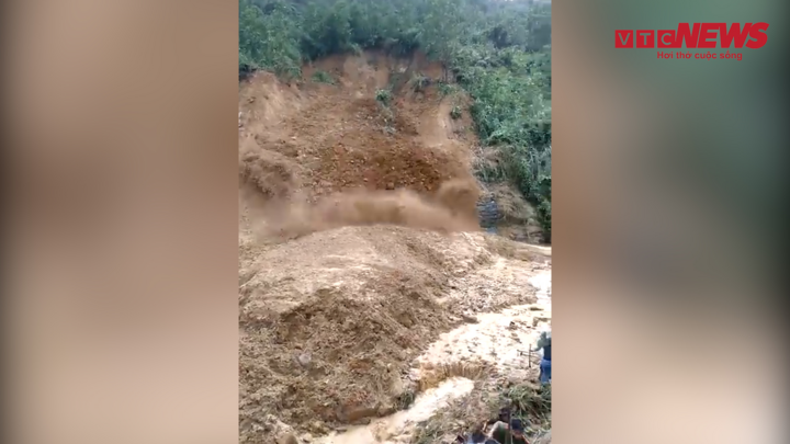 Video: Kinh hãi cảnh núi lở ngay nơi đoàn cứu hộ tìm người mất tích ở Quảng Nam