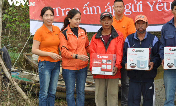 Ferroli, Rapido đồng hành VOV Live, VTC News trao 2000 suất quà cho miền Trung