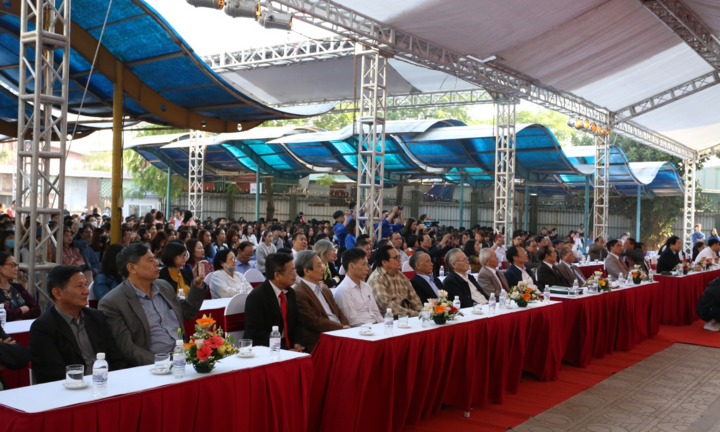 5.800 tân sinh viên tham dự Lễ khai giảng trường Đại học Kinh doanh Công nghệ