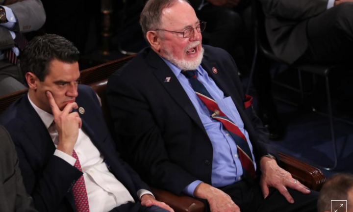 Nghị sĩ Mỹ chế nhạo COVID-19 bị nhiễm bệnh