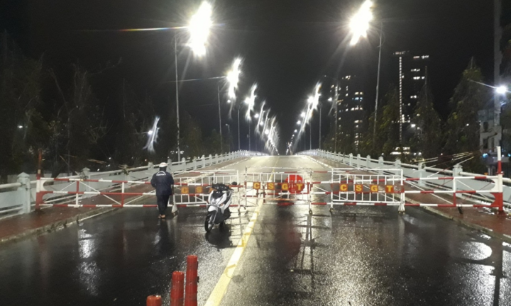 Bão Vamco sắp vào Đà Nẵng: Thành phố đóng cầu qua sông, dân ra khách sạn ở