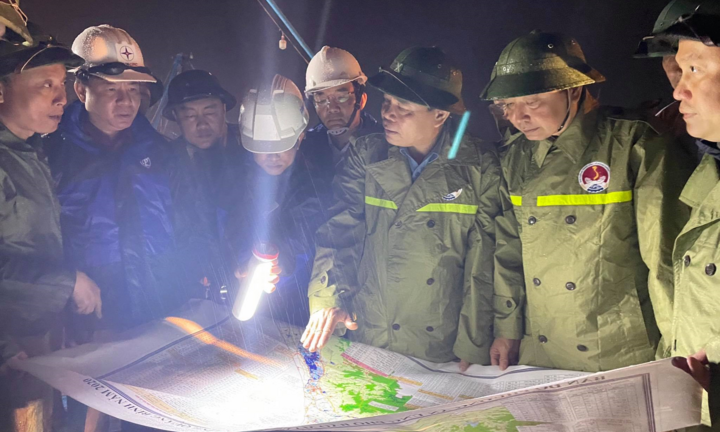 'Cuồng phong' Vamco áp sát đất liền: Quyết liệt sơ tán dân trước 21h đêm nay