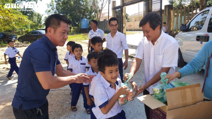  Ông Đoàn Ngọc Hải hứa tặng suất du lịch cho học sinh xuất sắc