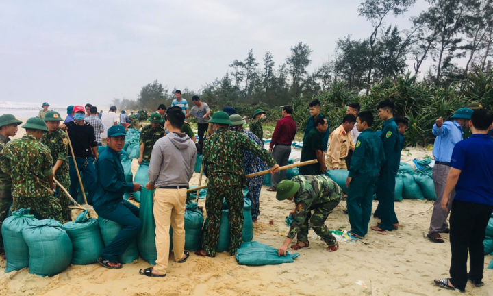 'Cuồng phong' Vamco đi nhanh hơn dự kiến, Huế đổi thời gian cấm dân ra khỏi nhà