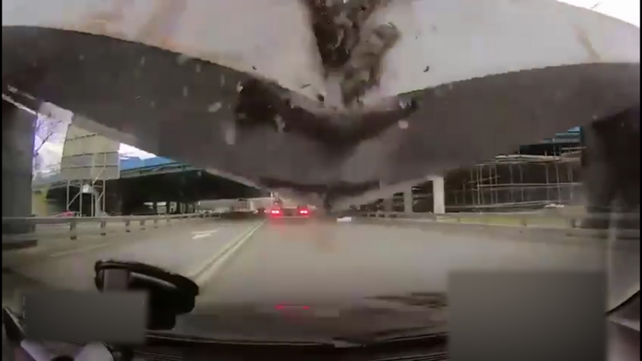 Video: Xe bồn tông gãy cầu vượt, đè trúng xe ô tô con tại Nga