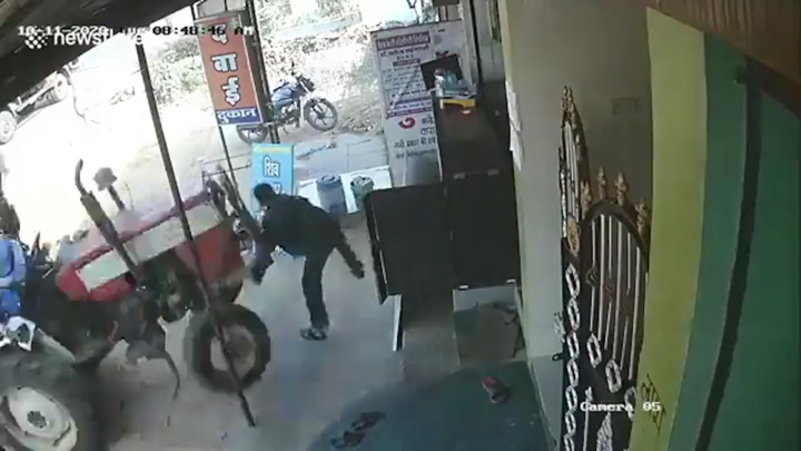 Video: Kinh hãi công nông tông bay người dân đứng trên vỉa hè