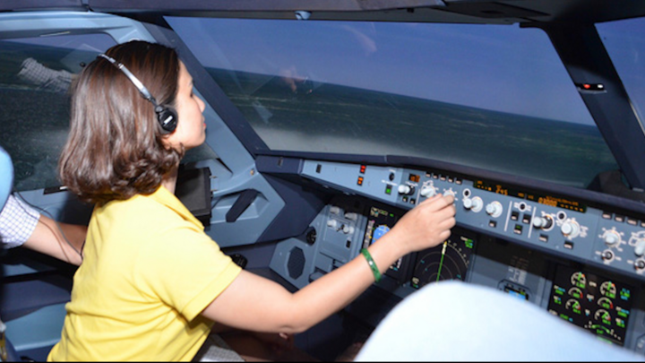 Video: Du khách trải nghiệm làm phi công tại TP.HCM