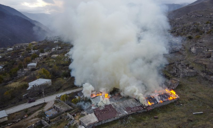 Người Armenia tự đốt nhà trước khi nhượng đất cho Azerbaijan