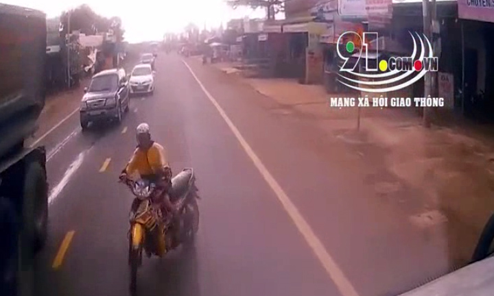 Video: Xe máy lấn làn, vượt ẩu tông trực diện xe tải