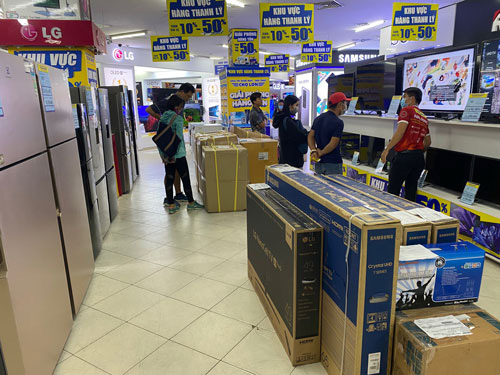 Giảm giá cuối năm sớm một tháng, siêu thị điện máy vẫn ế ẩm