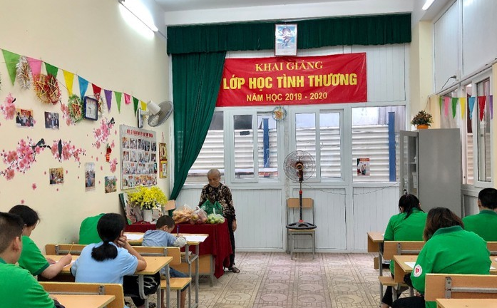 Bà giáo già 22 năm mở lớp học tình thương, dạy miễn phí cho trẻ khuyết tật