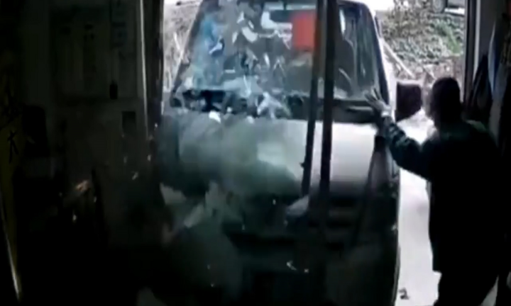 Video: Xe không người lái lao thẳng vào cửa hàng tại Trung Quốc