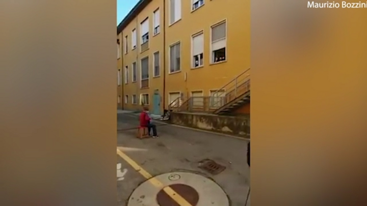 Video: Lãng mạn khoảnh khắc cụ ông 81 tuổi chơi đàn tặng vợ ngoài bệnh viện