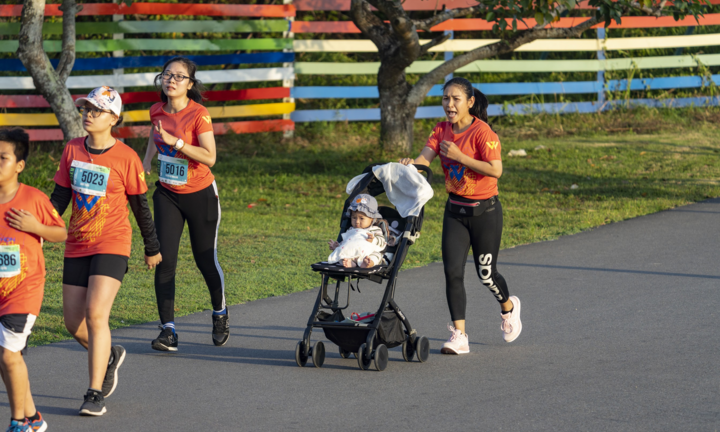 Em bé ngồi xe đẩy cùng mẹ chinh phục giải marathon trên đảo
