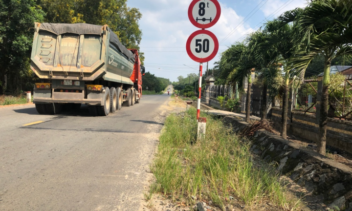 Ảnh: Xe chở cát vài chục tấn vô tư chạy trên đường cho xe 8 tấn ở Bình Dương