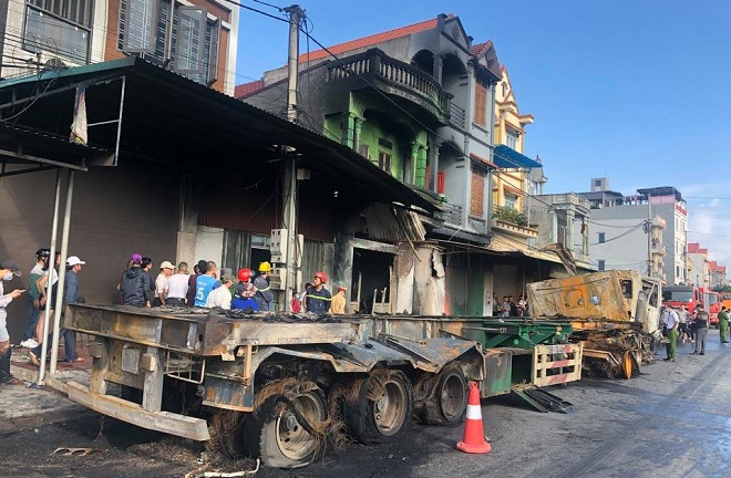 Hai xe đầu kéo tông nhau khiến 3 nhà dân bốc cháy, một người chết