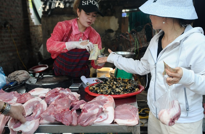 Giá lợn hơi thấp nhất năm, giá thịt ngoài chợ vẫn cao ngất