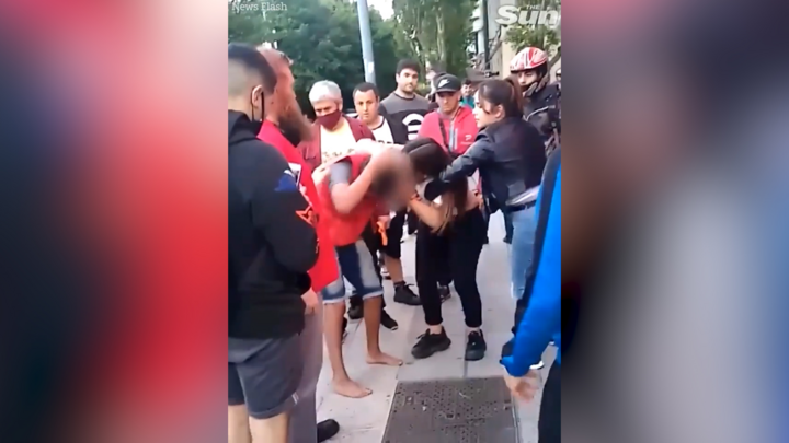 Video: Cướp điện thoại của nữ võ sĩ, tên cướp bị đánh tả tơi