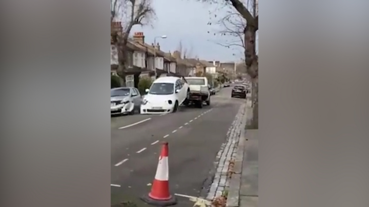 Video: Tài xế xe cẩu quăng quật chiếc Beetle, làm hỏng loạt xe đỗ dọc phố