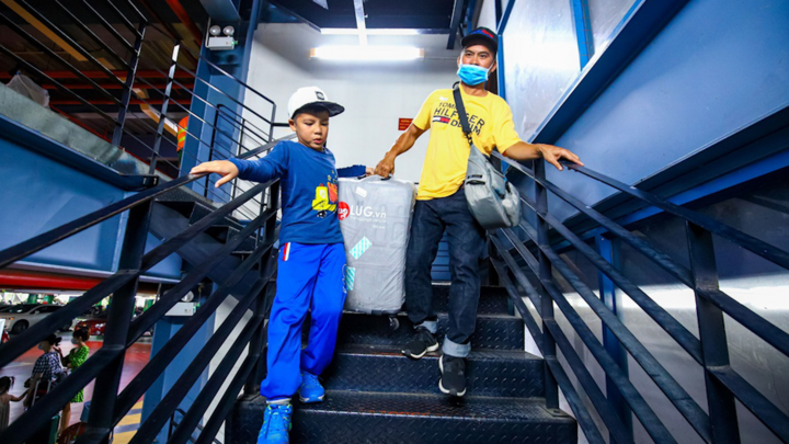 Video: Hành khách bức xúc khi leo lầu 5 đón xe công nghệ ở sân bay Tân Sơn Nhất