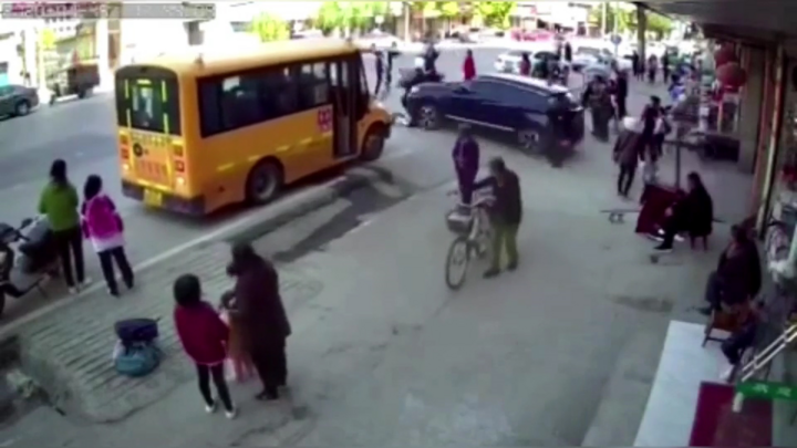 Video: Xe hơi tông nhóm học sinh đứng chờ xe buýt tại cổng trường