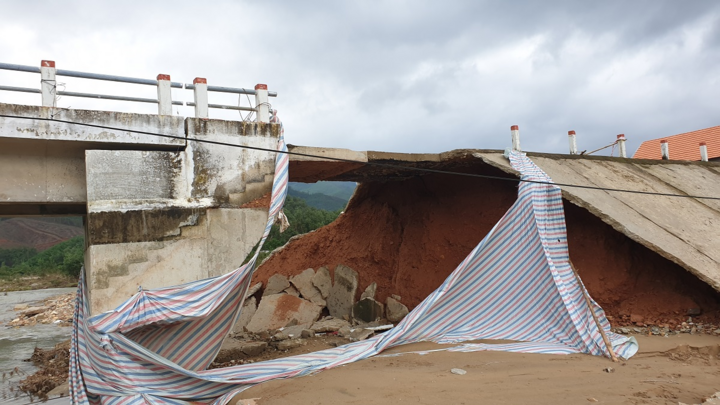 Cầu mới bàn giao chưa đầy 1 năm bị nước cuốn sập taluy toang hoác