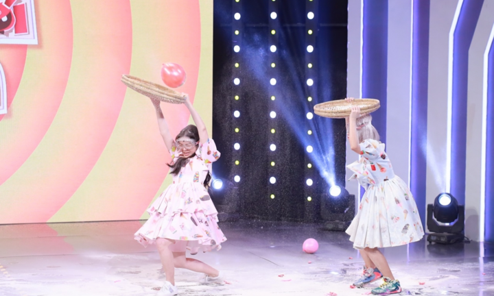 Lý Nhã Kỳ thành 'Lý Nhã... Lầy', mất hết sang chảnh khi tham gia game show