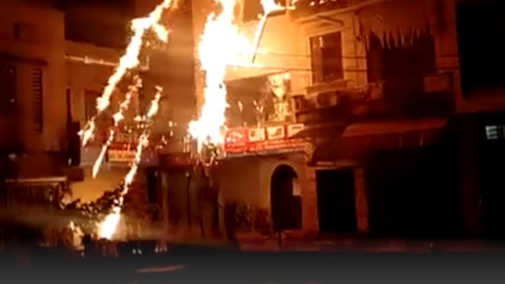 Video: Hát karaoke ồn ào, bị hàng xóm ném 'bom xăng'