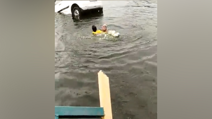 Video: Người đàn ông 55 tuổi xả thân cứu giúp nam thanh niên mắc kẹt dưới sông