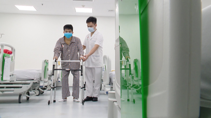 Video: Những bước đi đầu tiên của 'người cua' sau nhiều năm nằm liệt giường