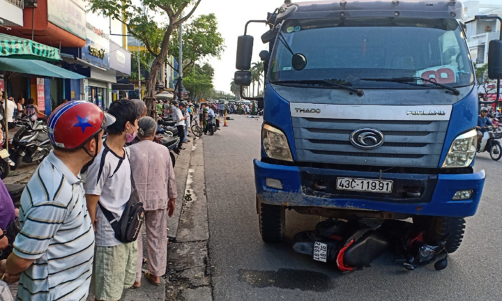 Rợn người cảnh xe máy dừng đèn đỏ bị xe tải cuốn, kéo lê hàng chục mét