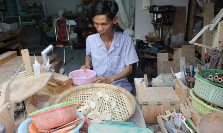 Ngắm những 'tuyệt phẩm' nhỏ xíu từ tre của chàng trai khuyết tật ở miền Tây