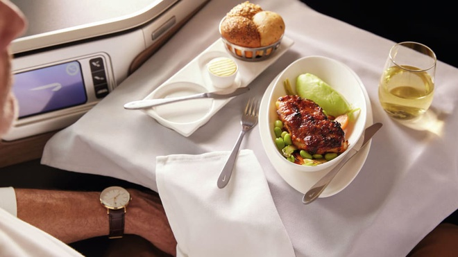 Thất thu vì COVID-19, British Airways phải bán cả khăn, ly và dép
