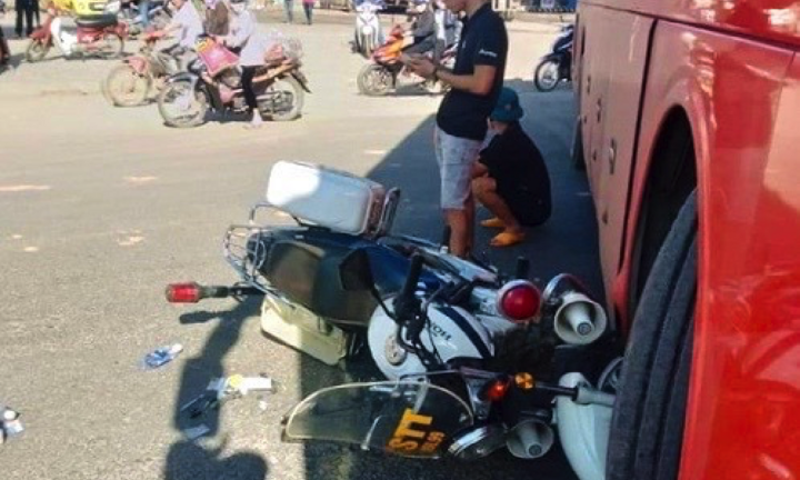 Mô tô cảnh sát va chạm với xe khách giường nằm: Công an TP Kon Tum nói gì?