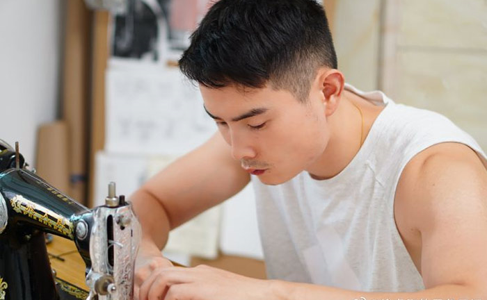 Dân mạng 'phát cuồng' với ông bố may hơn 100 bộ váy tuyệt đẹp cho con gái