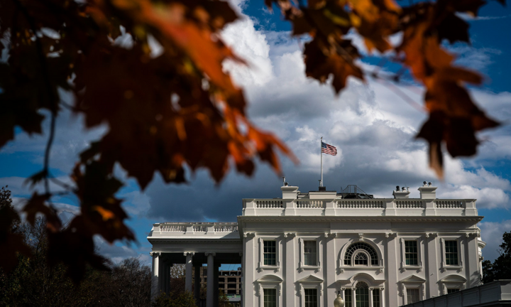 Nhân viên Nhà Trắng đọc tin chuyển giao nhiệm kỳ Tổng thống từ báo chí