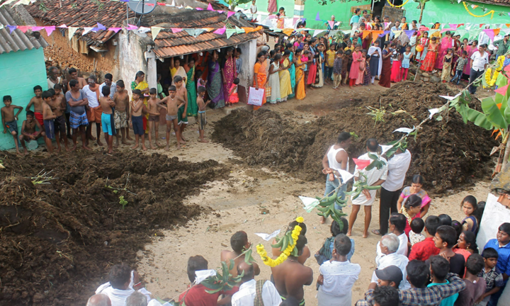 Video: Lễ hội ném phân bò tươi của người Ấn Độ khiến du khách lắc đầu