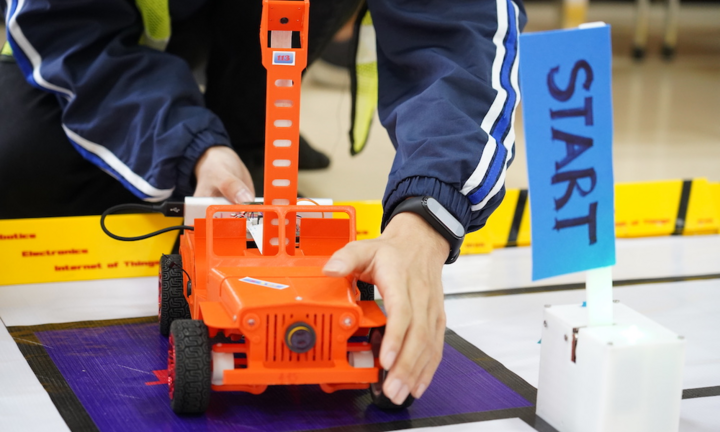 Nghẹt thở theo dõi cuộc đua ô tô mô hình tự chế của sinh viên