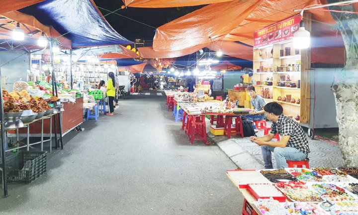 Chợ đêm Đà Nẵng mòn mỏi ‘chong đèn’ đợi khách