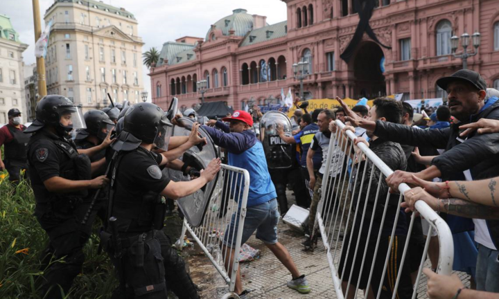 Maradona qua đời: Luật sư nghi bác sĩ sai sót, CĐV làm loạn ở Dinh Tổng thống