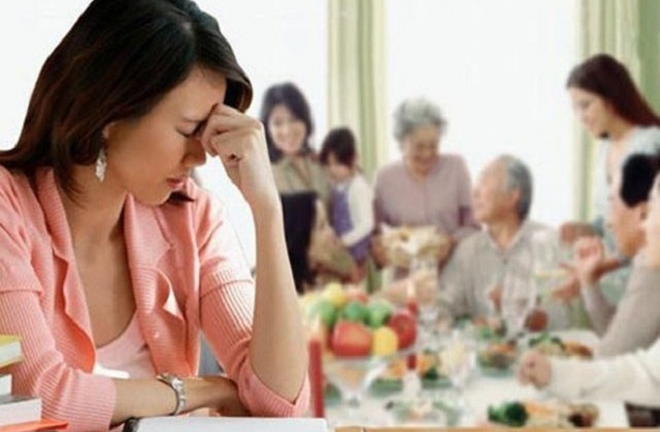 Không có tiền biếu quà xịn, tôi bị mẹ chồng bôi nhọ khắp nơi