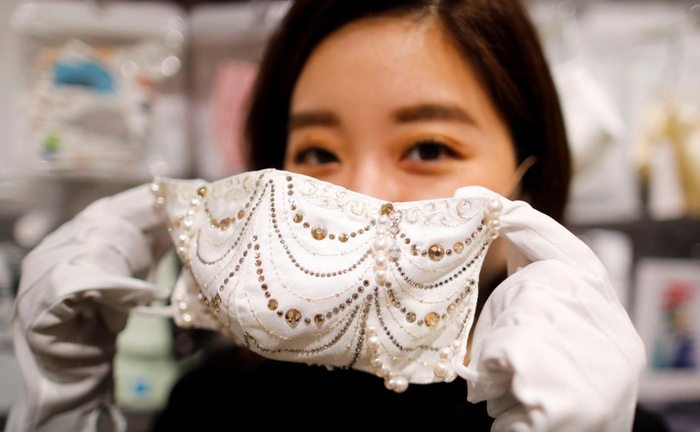 Video: Cận cảnh khẩu trang đính kim cương giá gần 10.000 USD ở Nhật Bản