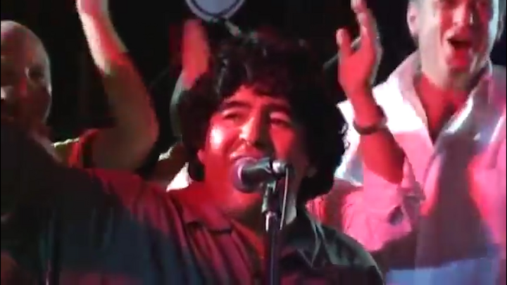 Video: Nghe Diego Maradona hát ca khúc 'Bàn tay của Chúa'