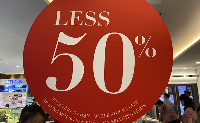 Chen nhau mua hàng giảm giá trong ngày Black Friday tại TP.HCM