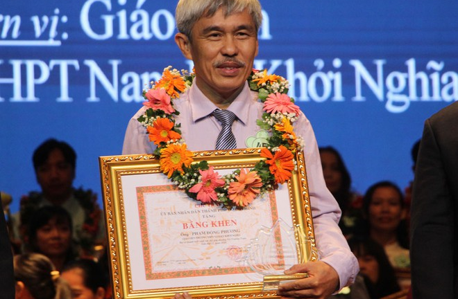 Người thầy tốt nghiệp đại học ở tuổi 40, chống chọi ung thư để lên bục giảng