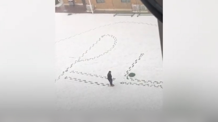 Video: Thay bảng đen phấn trắng, thầy giáo ghi công thức vật lý lên tuyết