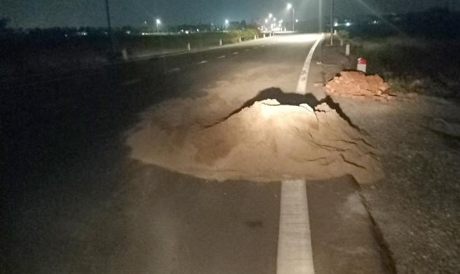 Đống cát nằm chình ình trên tỉnh lộ, bẫy người đi đường trong đêm